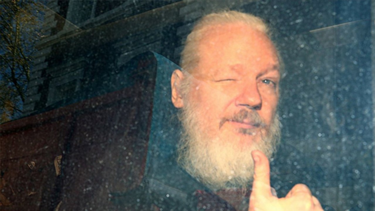 Les images de Julian Assange qui fait du skate dans l'ambassade d'Équateur