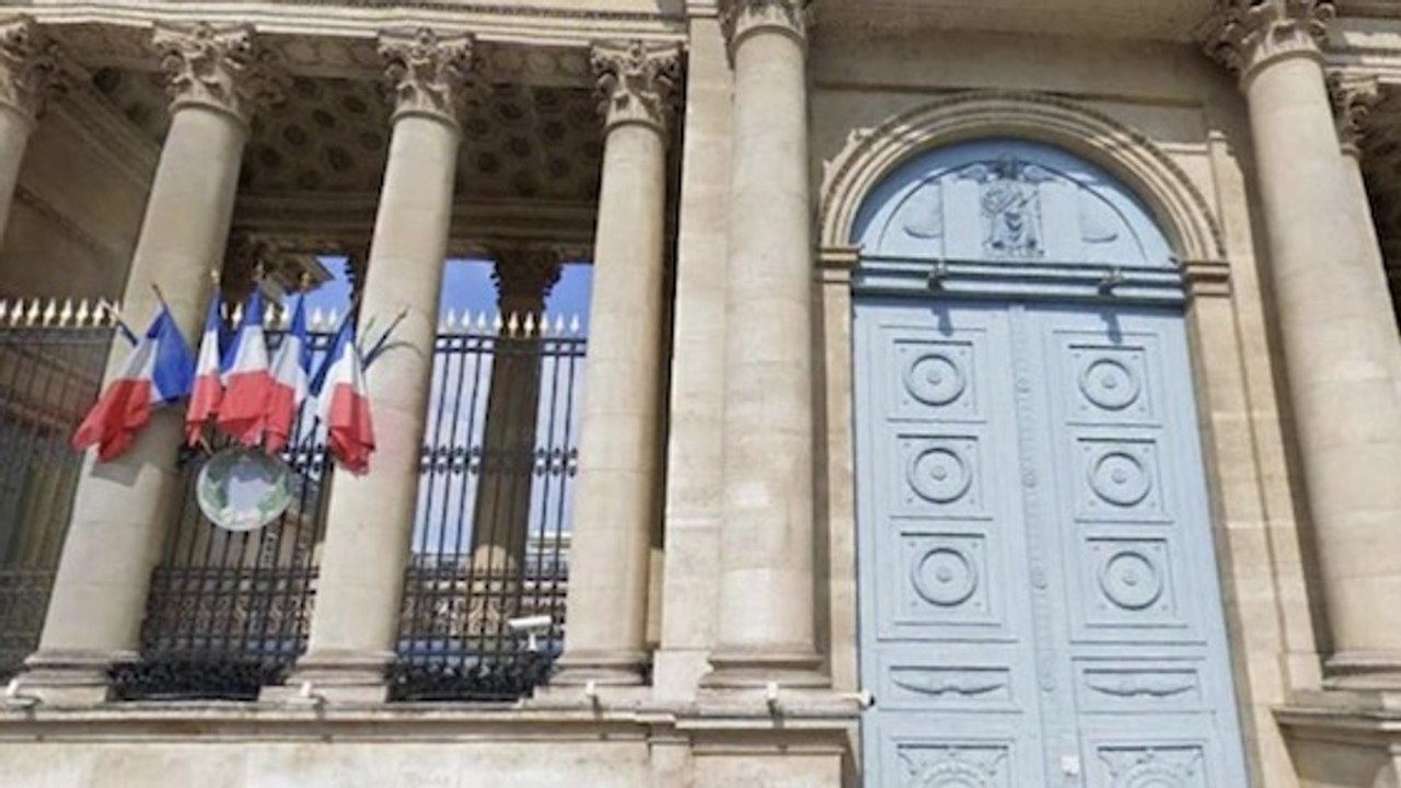 Ivre, il tente de voler un drapeau de l'Assemblée nationale