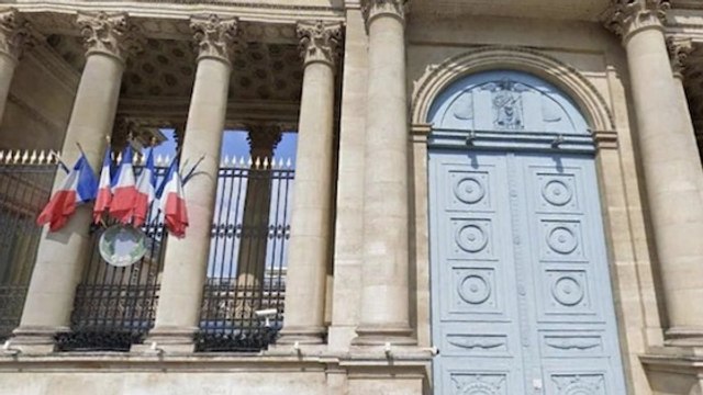 Ivre, il tente de voler un drapeau de l'Assemblée nationale