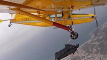 Insolite : un pilote de wingsuit apporte une banane à son pote dans un avion en plein vol !