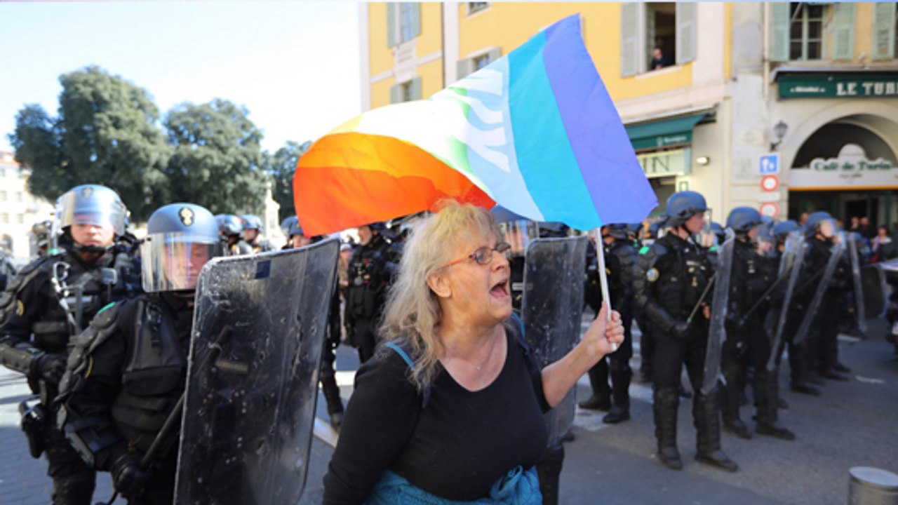 "J'ai un trou en haut du crâne" : Geneviève Legay blessée lors de l'acte 19 des Gilets Jaunes, répond à Emmanuel Macron