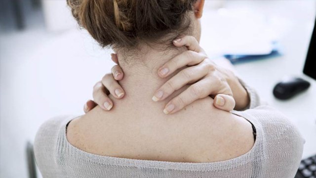 L’un des muscles qui mène à mon œil est affaibli. Le nerf a été endommagé : les dangers de se faire craquer le cou