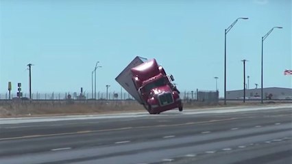 États-Unis : un camion se renverse à cause d'une rafale de vent sur l'autoroute ! (VIDEO)