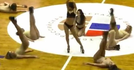 La danse sexy de ces pom pom girls scandalise les spectateurs (VIDEO)