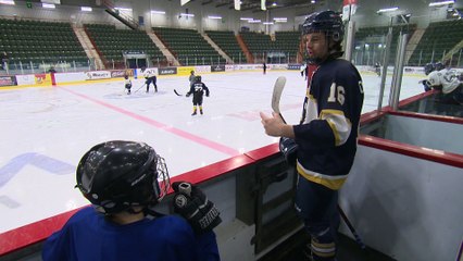 Les Albatros s'amusent avec de jeunes hockeyeurs lors d'un match amical