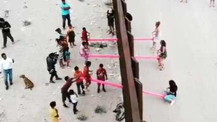 États-Unis : des balançoires installées au niveau du mur pour rassembler les peuples