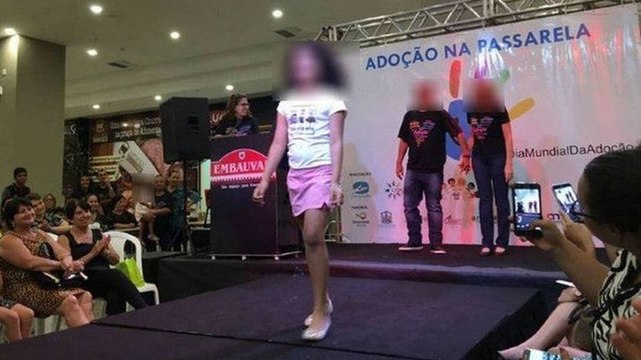 Au Brésil, des enfants attendant d'être adoptés défilent dans un supermarché