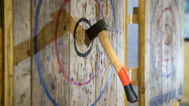 Insolite : Une Américaine à deux doigts de se couper la tête lors d'un lancer de hache