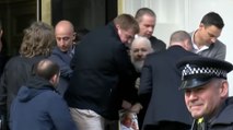 Julian Assange : les images de l'arrestation du fondateur de Wikileaks à Londres (VIDEO)