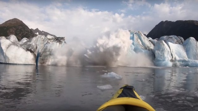 Deux kayakistes frôlent la mort alors qu'ils filment l'effondrement d'un glacier (VIDEO)