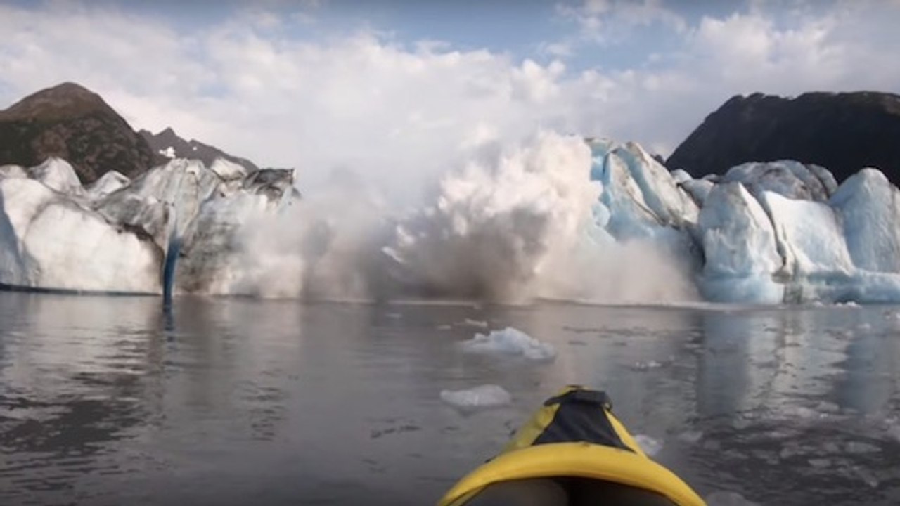 Deux kayakistes frôlent la mort alors qu'ils filment l'effondrement d'un glacier (VIDEO)