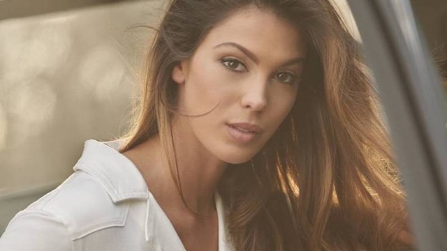 Iris Mittenaere : l'ancienne Miss Univers présente sa nouvelle tenue très légère pour son cabaret
