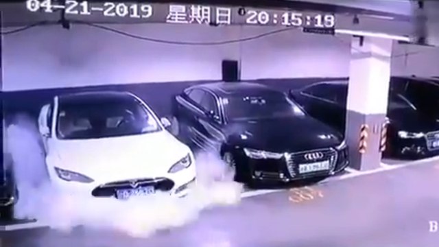 Une caméra de surveillance filme une Tesla qui prend feu et explose toute seule dans un parking (VIDEO)