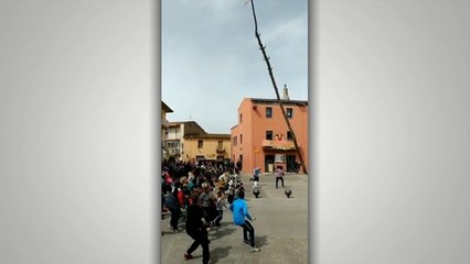 Une tradition de Pâques manque de peu de tuer tout un village