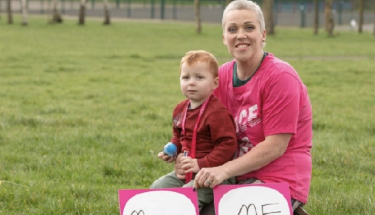 Elle prend son fils de 3 ans dans ses bras et f...