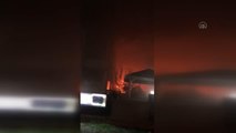 Son dakika haberleri! Mobilya atölyesindeki yangında 3 kişi dumandan etkilendi