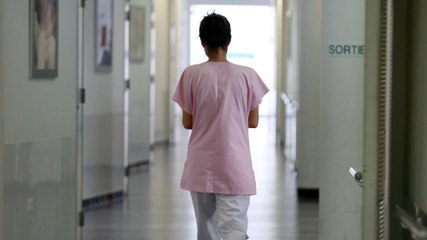 La nationalité française refusée à une infirmière qui "travaille trop" ?