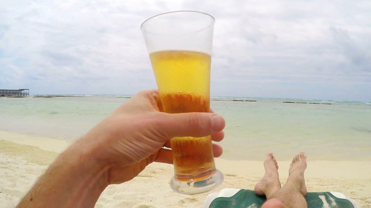 À Barcelone, un bar vous offre des bières gratuites si vous ramassez des mégots sur la plage