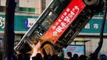 Chine : un bus englouti dans un trou béant en pleine rue