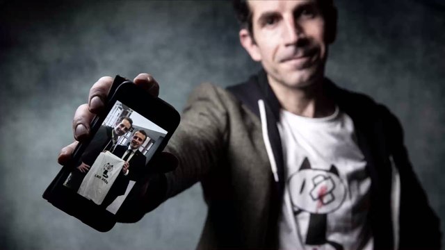 Emmanuel Macron réagit à sa photo surréaliste LBD 2020