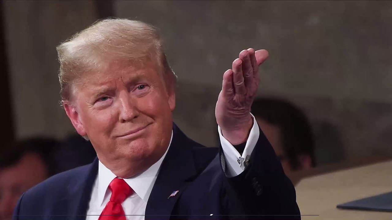 Donald Trump : il refuse de serrer la main de Nancy Pelosi, elle déchire son discours (VIDÉO)