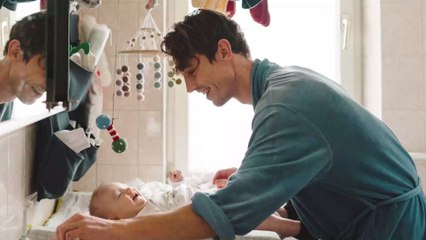 Congé paternité : Marlène Schiappa veut l'allonger à un mois