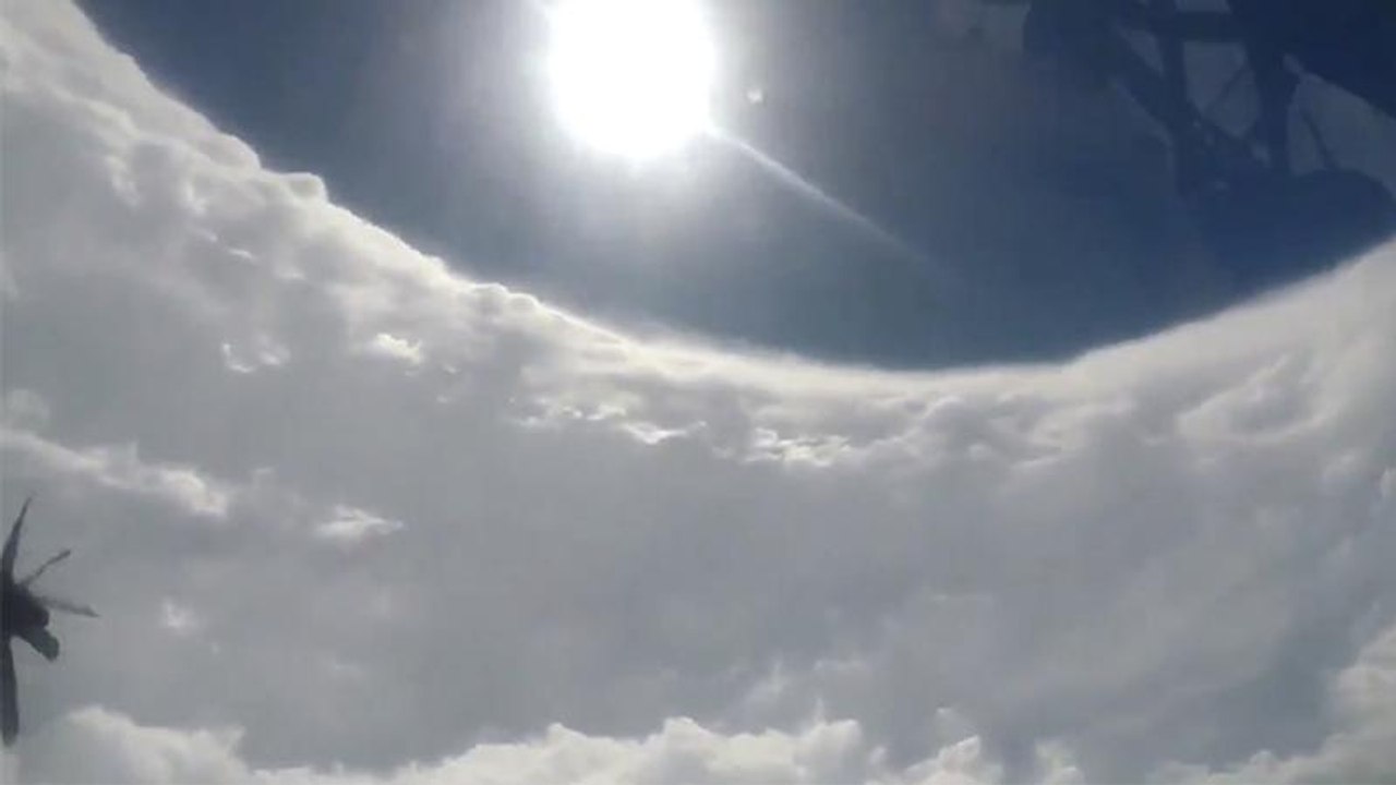 En avion, des chasseurs de tempêtes filment l'intérieur de l'ouragan Dorian