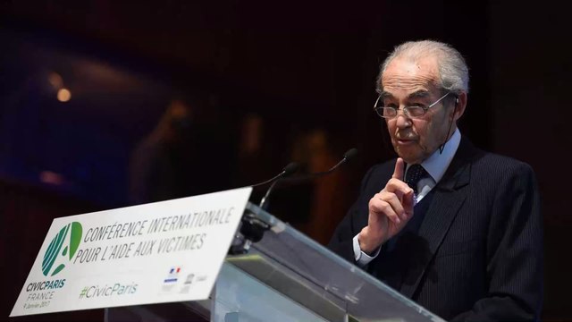 Grosse colère de Robert Badinter dans C à Vous après une séquence montrant la tête de Macron au bout d'une pique