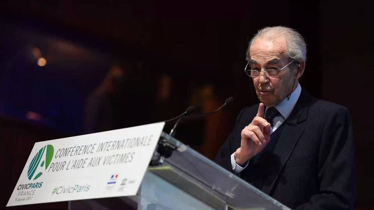 Grosse colère de Robert Badinter dans "C à Vous" après une séquence montrant la tête de Macron au bout d'une pique