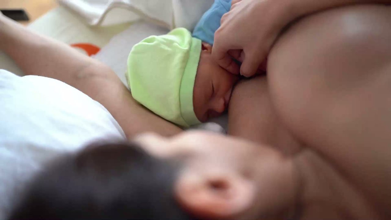 Allaitement : son mari la force à allaiter en cachant le lait en poudre