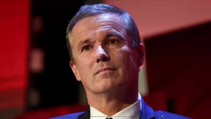 Coronavirus : Nicolas Dupont-Aignan dénonce l’amateurisme de l’État tout en mettant son masque à l’envers