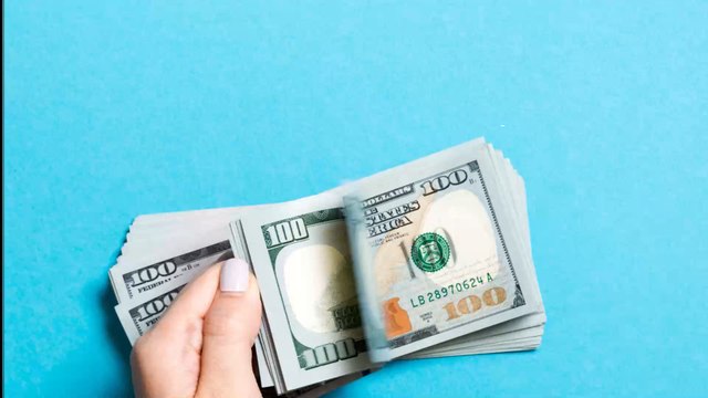 Insolite : Elle se fait refaire les seins et s’achète une voiture grâce à l’argent du chômage partiel