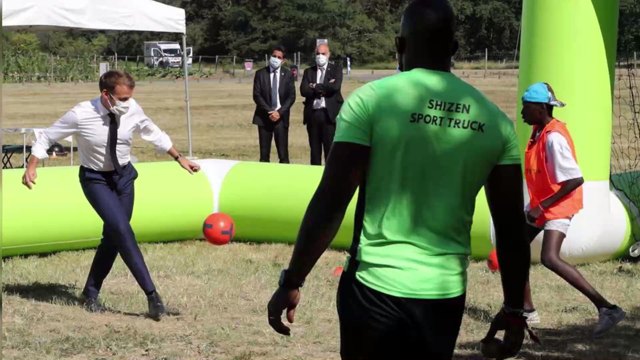 Ce détail lors du match de foot entre Emmanuel Macron et des jeunes n'est pas passé inaperçu