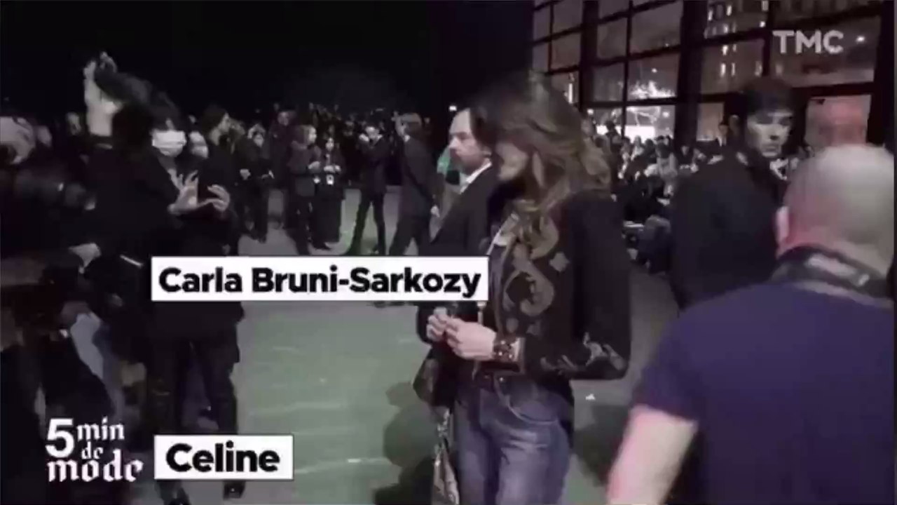 "On n’est pas féministe, on craint pas le coronavirus !" : Carla Bruni en roue libre à la Fashion Week de Paris (VIDEO)