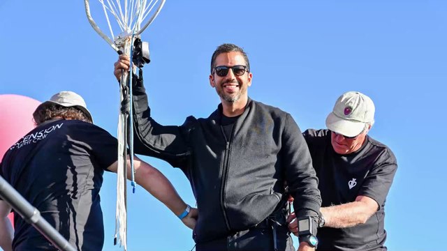 David Blaine rend hommage au film Le ballon rouge en s'envolant à 7600m d'altitude accroché à des ballons