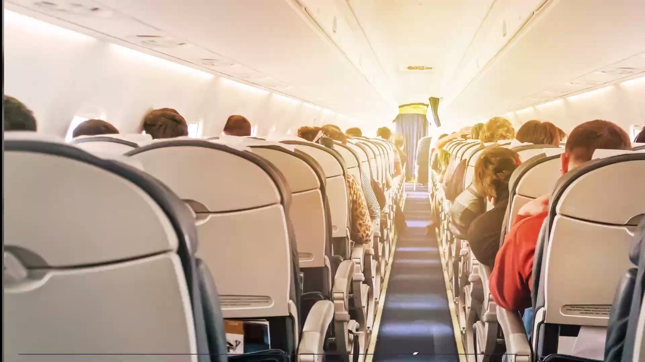 Coronavirus : Sans masque dans l'avion, elle dé...