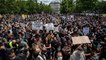 Manifestations à Paris : il escalade un immeuble pour décrocher une banderole contre le racisme anti-blanc
