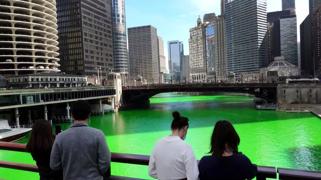 Insolite : une rivière teinte en vert pour célébrer la Saint-Patrick