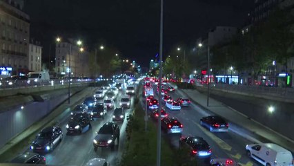 Reconfinement : plus de 700 km de bouchons à 18h, les images incroyables de "l'exode parisien"