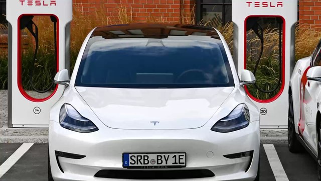Tesla : un conducteur arrêté pour excès de vitesse alors qu'il dormait au volant