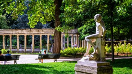 Paris : une femme cherche la sauveteuse de son mari en collant des affiches dans un parc