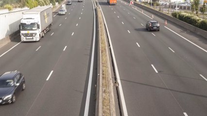 Accident : un plat de rougail-saucisse s'encastre dans son pare-brise sur l'autoroute