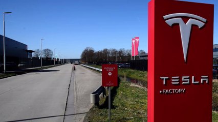 Auto : il arrache le tableau de bord de sa Tesla pour voir si elle roule encore