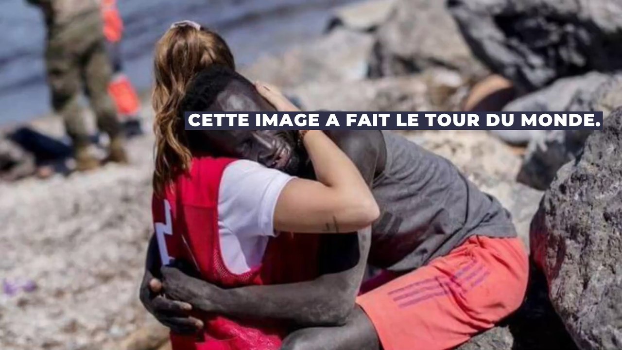 Espagne : une bénévole de la Croix-Rouge prend...