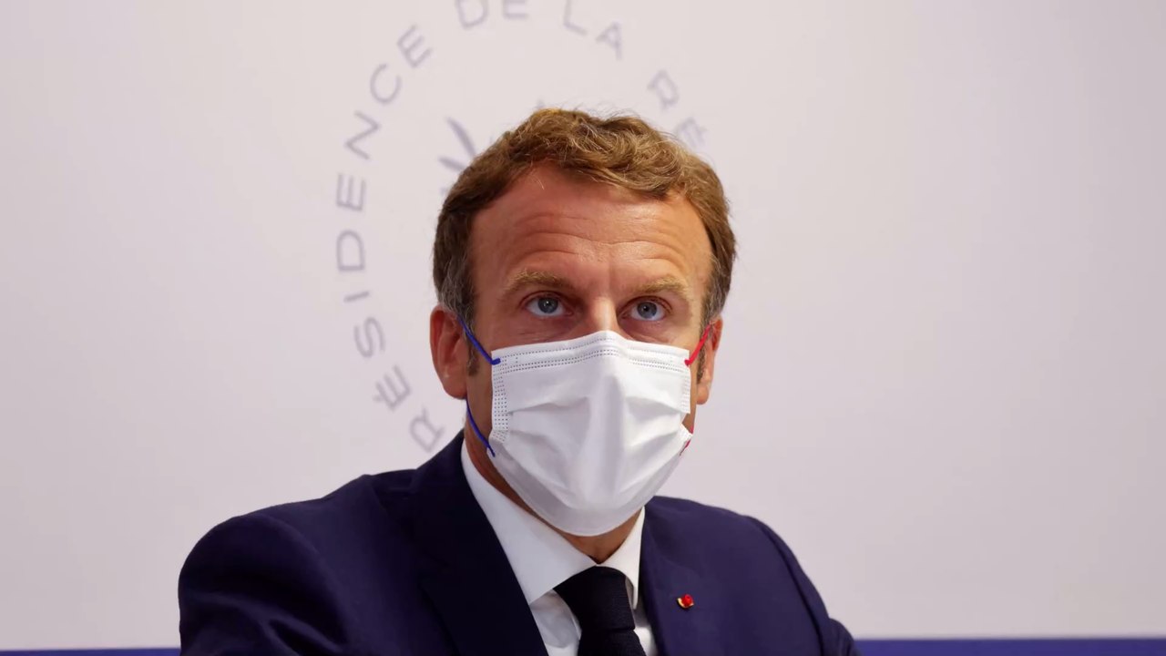 Emmanuel Macron : après Hitler, il apparaît grimé en Pétain sur une affiche dans le Var