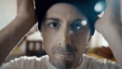 Un cambrioleur entre par effraction chez une femme et s'endort au pied de son lit