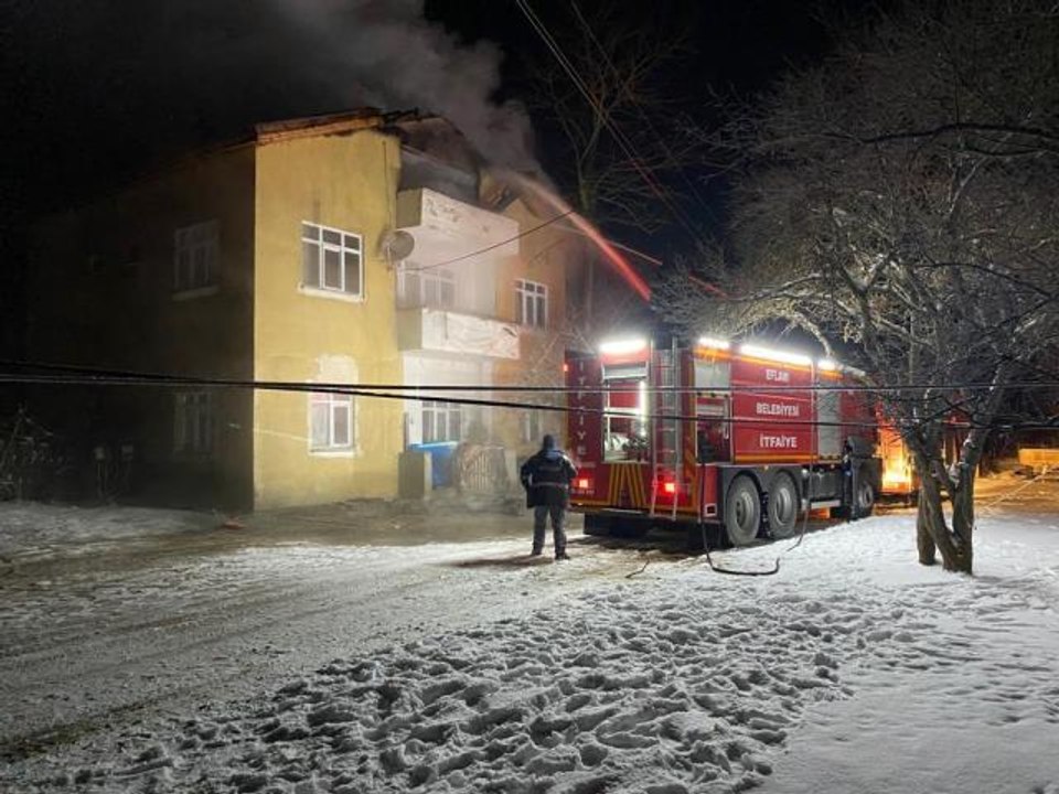 Evin çatısı yangında hasar gördü