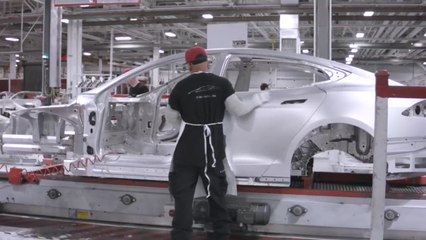 Tesla : un conducteur piégé à l'intérieur de sa voiture qui a spontanément pris feu (PHOTO)