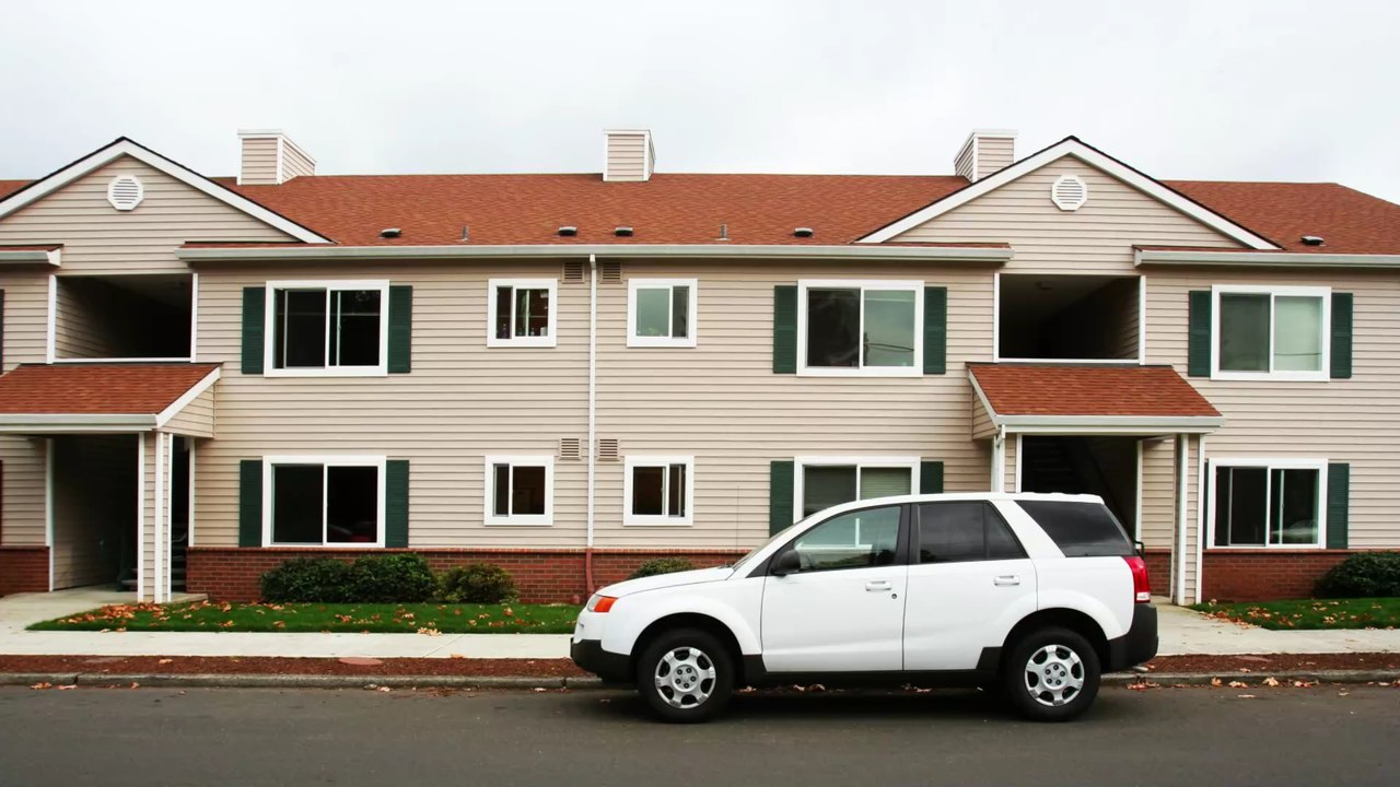 La loi autorise-t-elle mon voisin à se garer devant chez moi ?