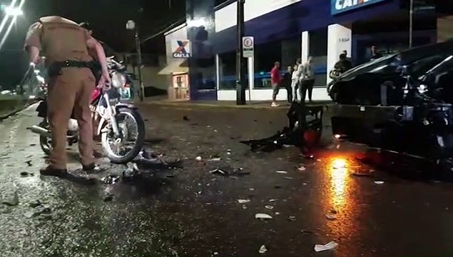 Forte colisão de trânsito envolvendo motocicleta deixa dois jovens com fraturas